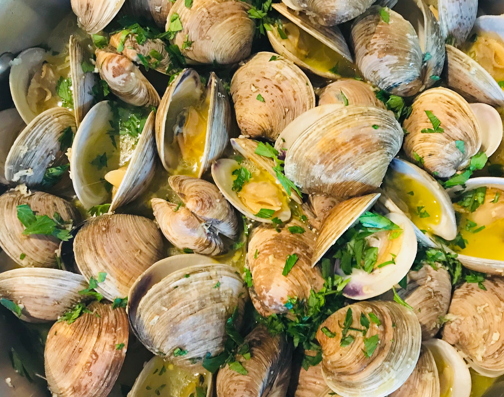 Steamed Clams with garlic butter and wine