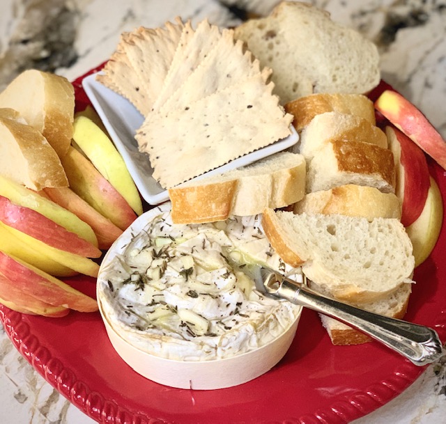 Baked brie with bread and apples