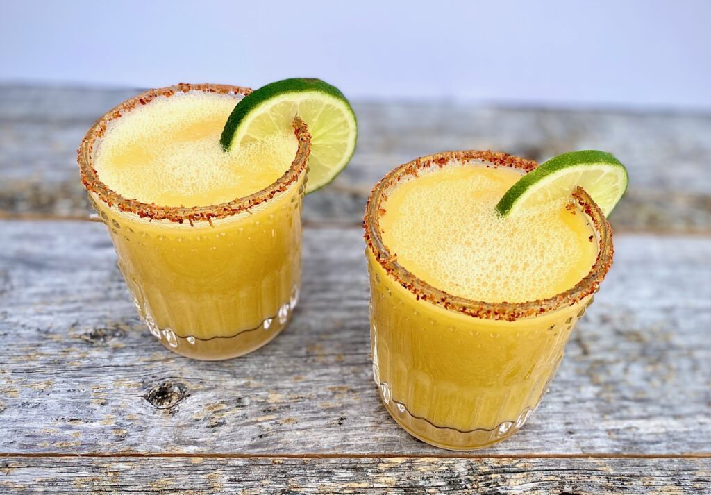 2 margartitas with mango and lime