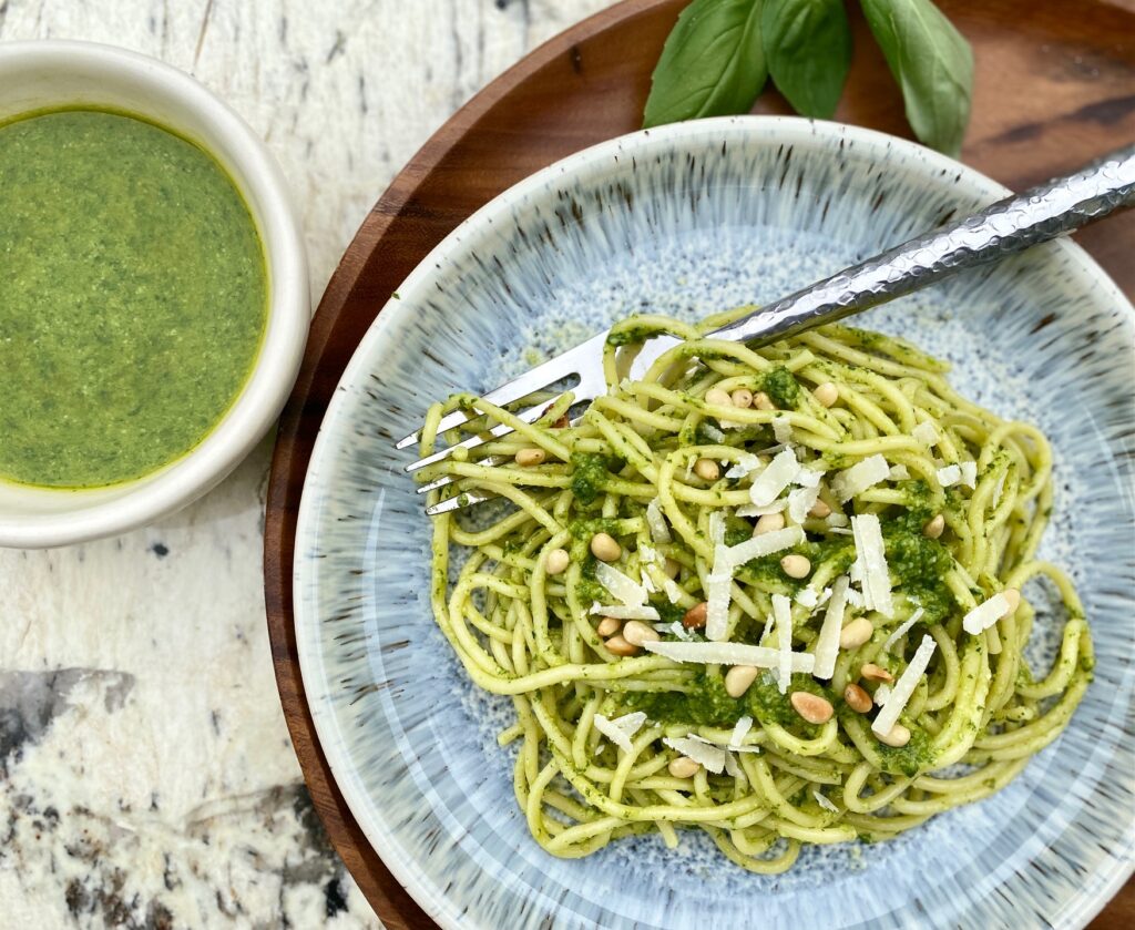 pesto spaghetti in a blue bowl