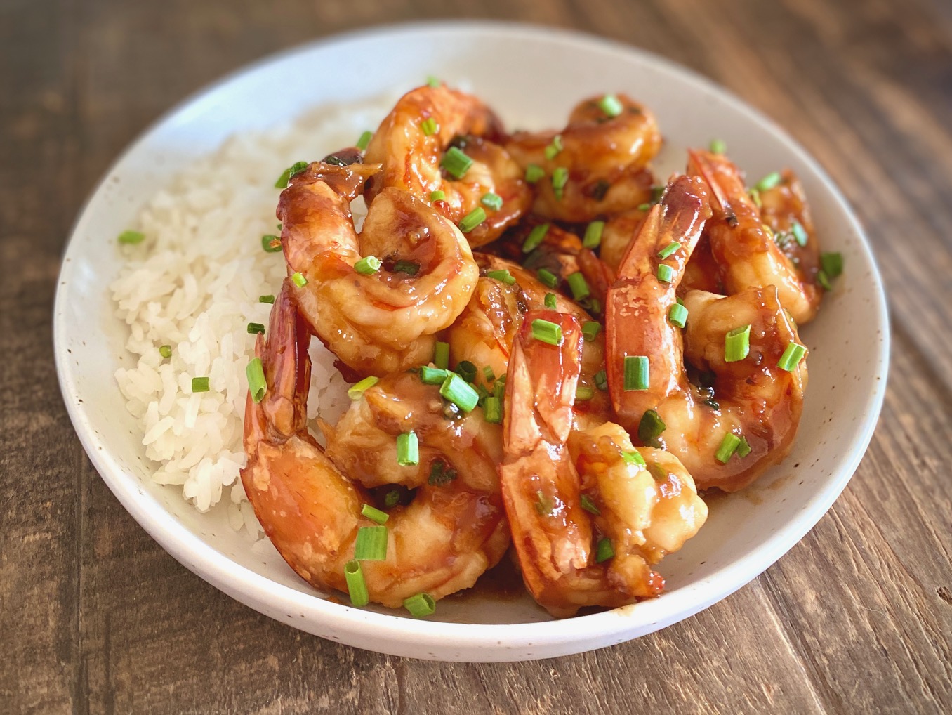 Stiryfry shrimp with honey and garlic over rice