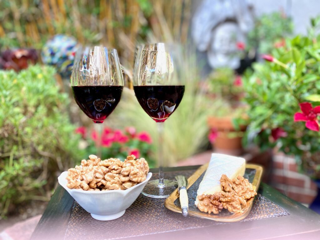 2 glassses red wine with salty snacks