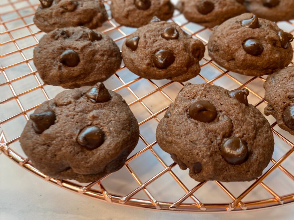 bronze cooling rack with choco cookies