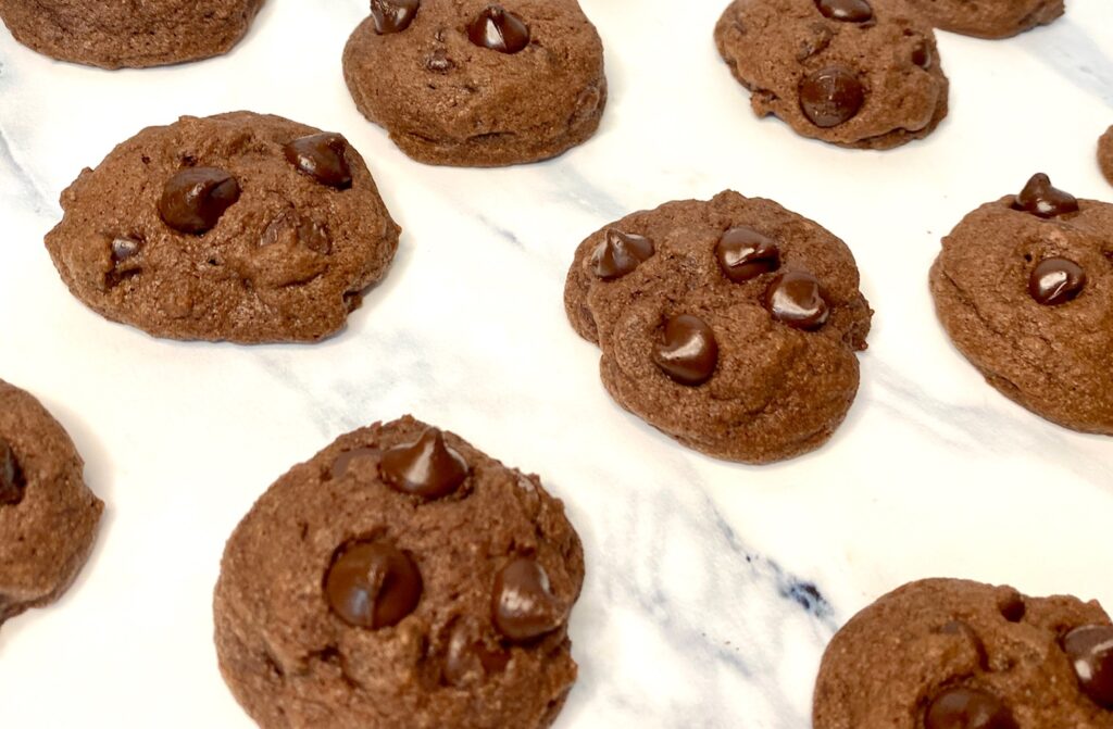 rows of chocolate cookies