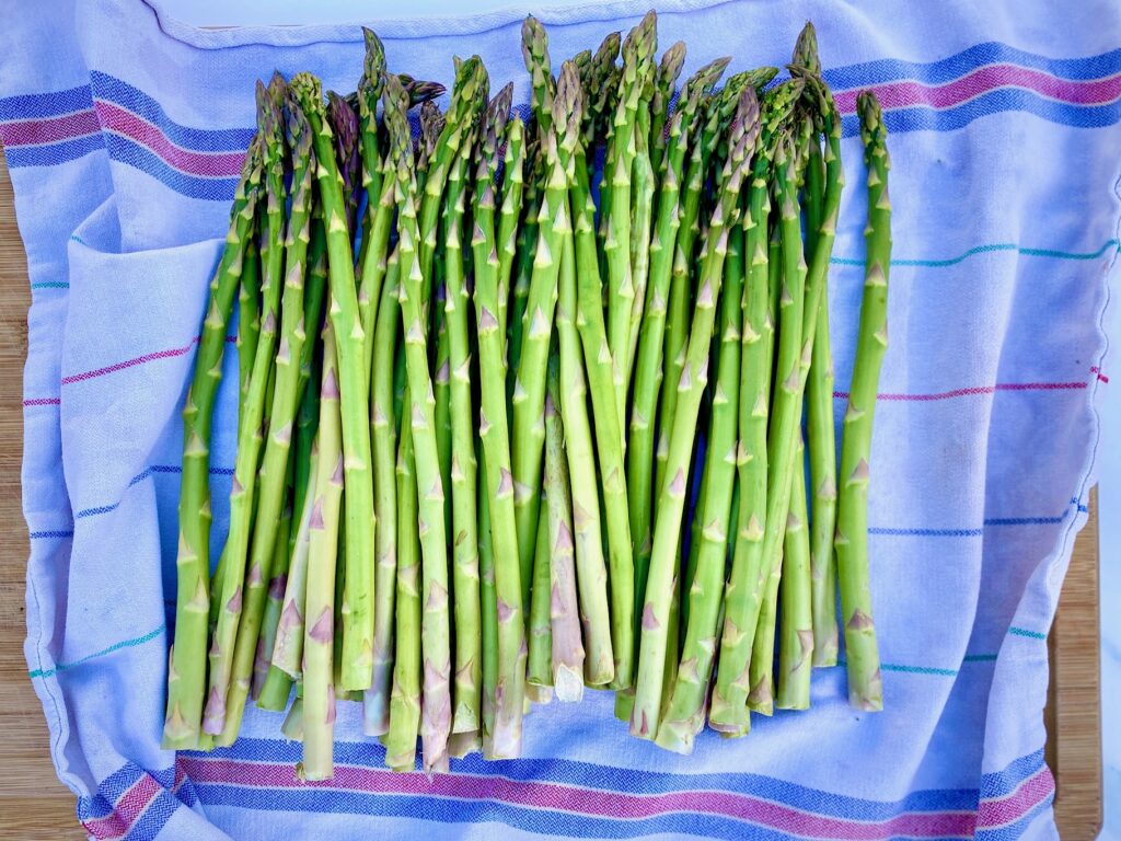 asparagus on a kitchen towel