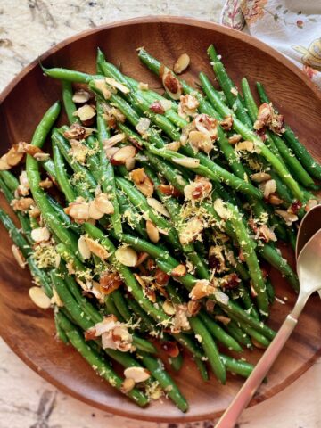 green beans overhead on wooden plate