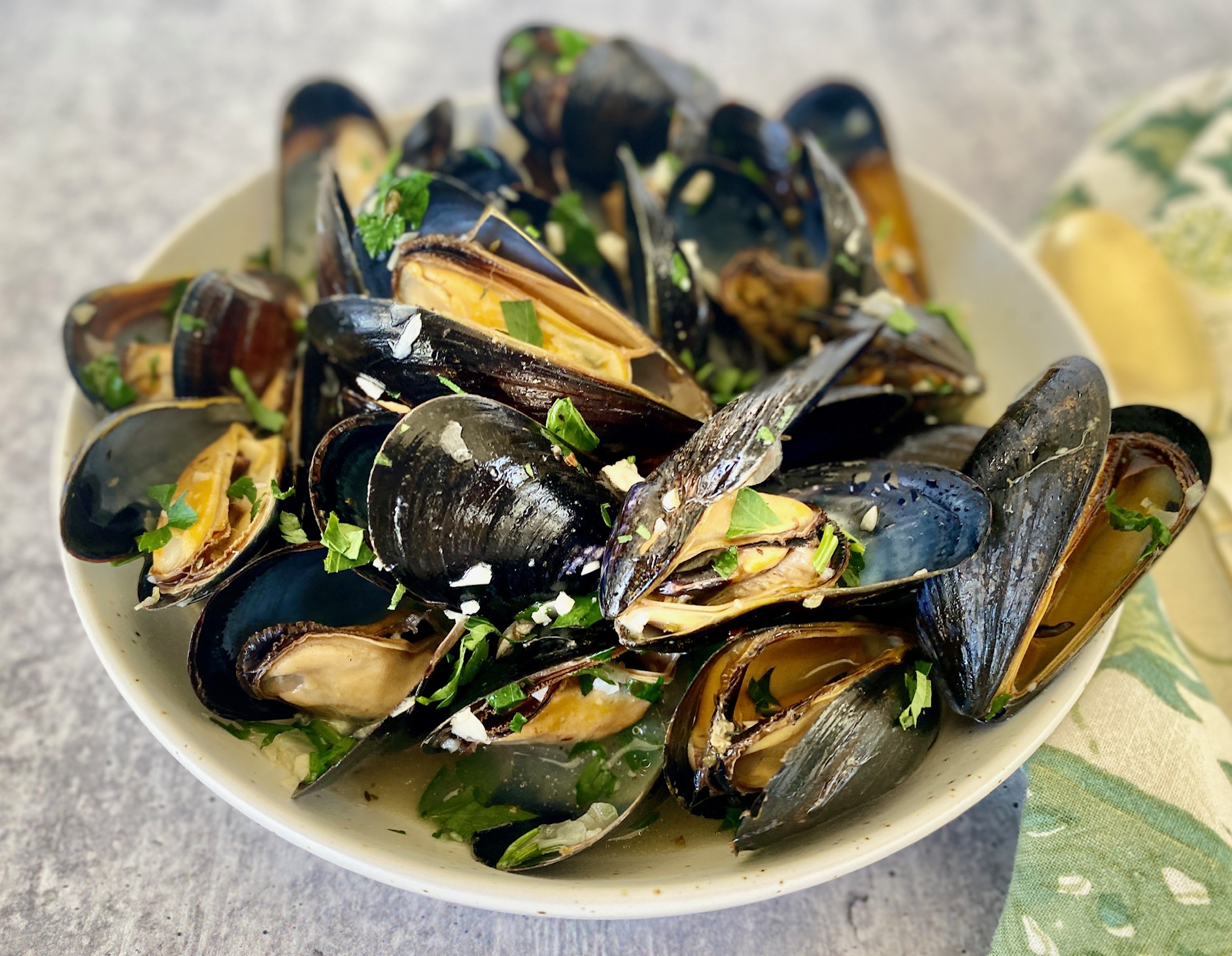 bowl of steamed mussels with garlic