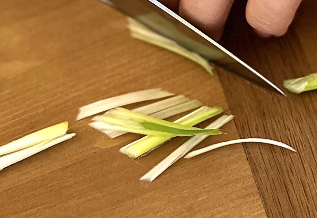 julienne slicing scallions