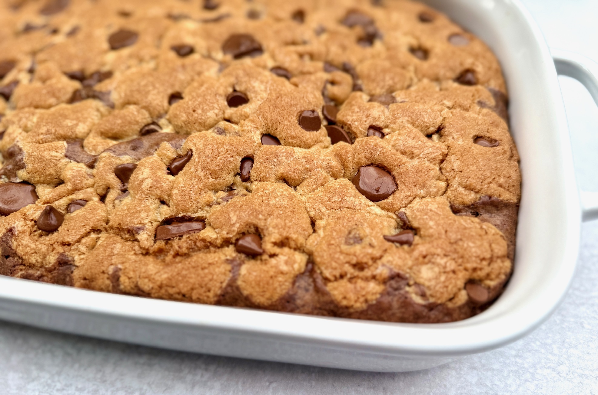 white pan of baked brookie cookies