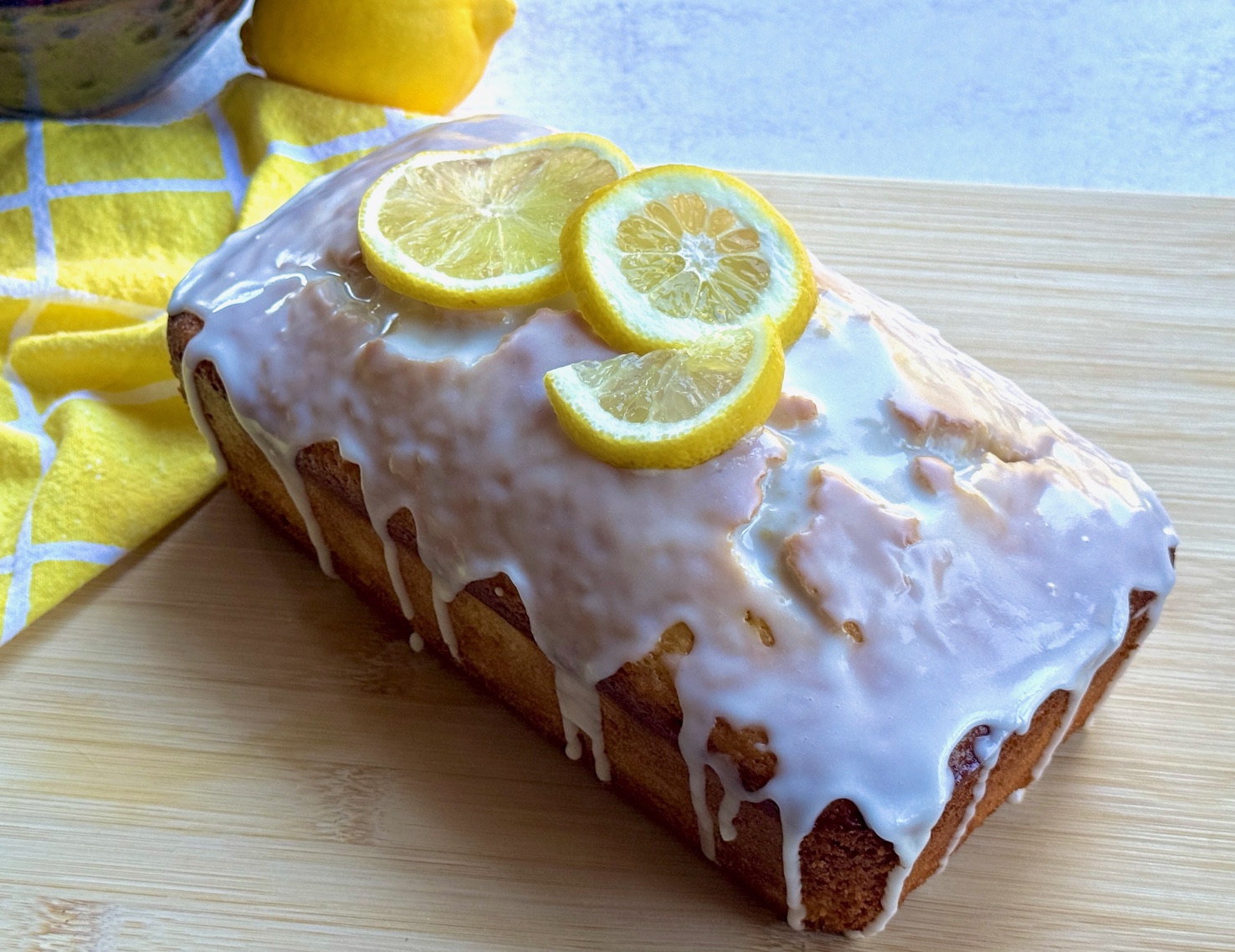  lemon cake with sliced lemons on top