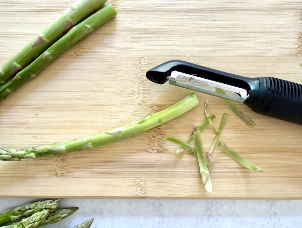 peelign the bottom of asparagus
